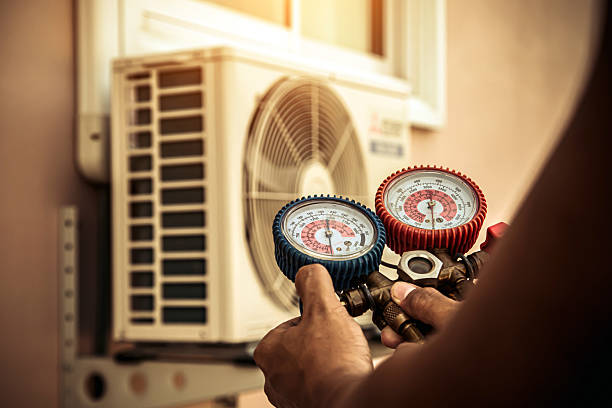 Professional Hvac technician working in Urbana, IA